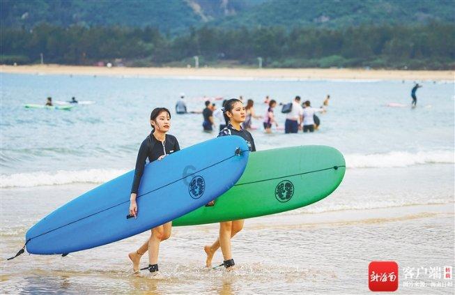 救援矮小的女孩